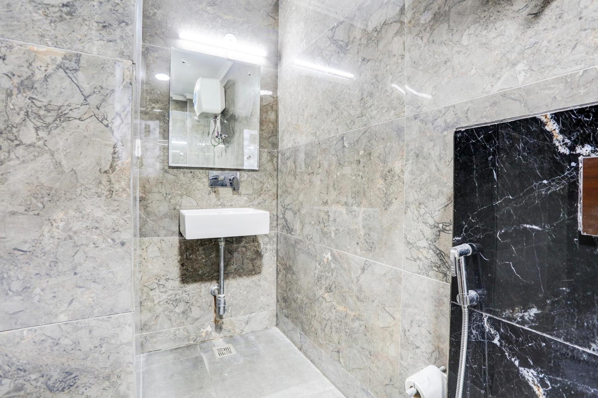 Hotel Greysky Medicity Гургаон Экстерьер фото